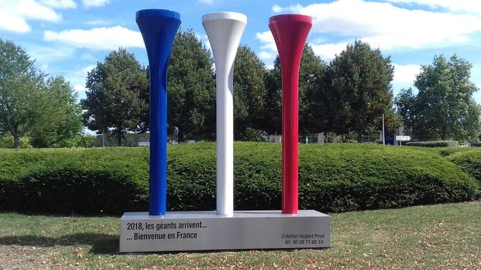 Sculpture de tees à l'entrée du Golf National de Saint Quentin en Yvelines, près de Paris, en France