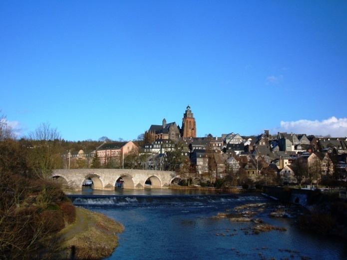 https://upload.wikimedia.org/wikipedia/commons/a/aa/Wetzlarskyline.jpg