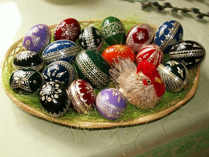 https://upload.wikimedia.org/wikipedia/commons/thumb/1/10/Easter_eggs_-_straw_decoration.jpg/1024px-Easter_eggs_-_straw_decoration.jpg