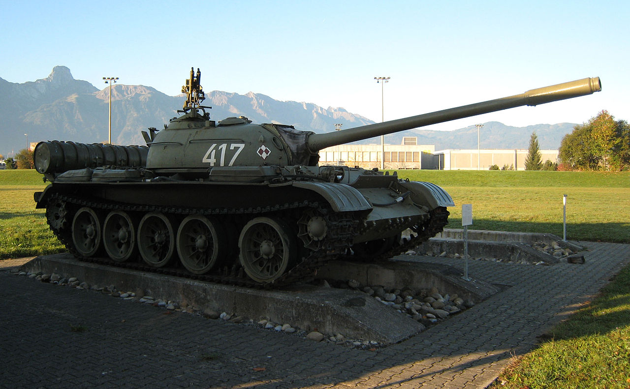 https://upload.wikimedia.org/wikipedia/commons/thumb/6/68/T-54A_Panzermuseum_Thun.jpg/1280px-T-54A_Panzermuseum_Thun.jpg